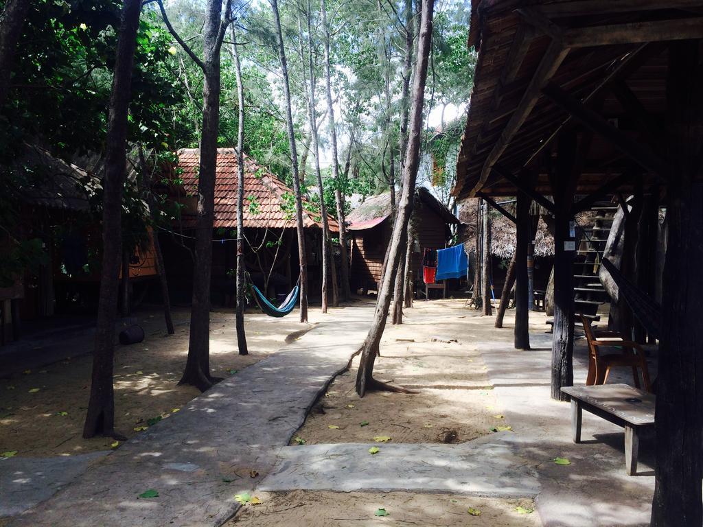Hut *